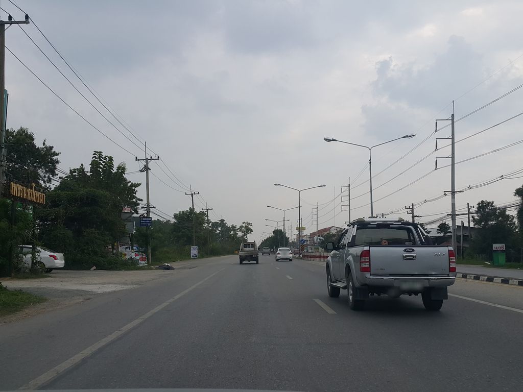 ภาพถนนตรงที่ บ้านคุณจร้า ตั้งอยู่ ถ่ายโดย jrcarlsen พ.ศ. 2558 (2015) · A street-level view of where บ้านคุณจร้า · Ban Khun Chara stands, by jrcarlsen in 2558 (2015)