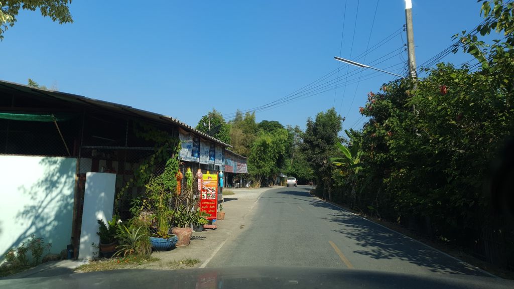 ภาพถนนตรงที่ ร้านสมใจ ดี ตั้งอยู่ ถ่ายโดย jrcarlsen พ.ศ. 2562 (2019) · A street-level view of where ร้านสมใจ ดี · Ran Somchai Di stands, by jrcarlsen in 2562 (2019)