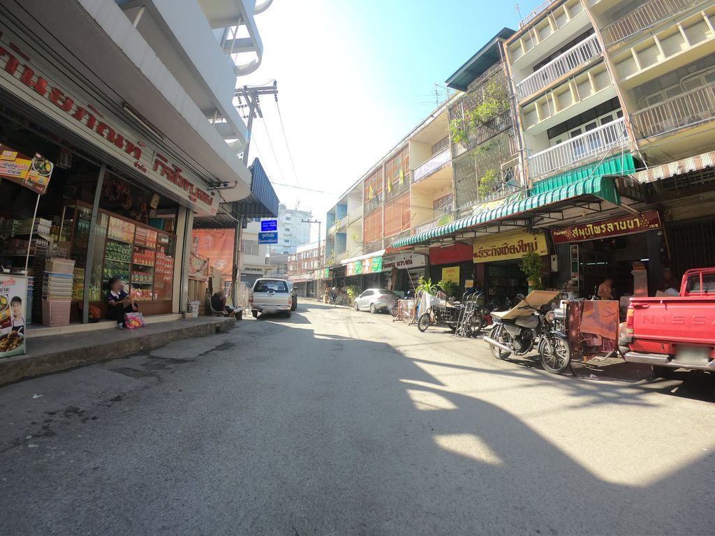 ภาพถนนตรงที่ Rustic guesthouse ตั้งอยู่ ถ่ายโดย chanuwath_grab พ.ศ. 2562 (2019) · A street-level view of where Rustic guesthouse stands, by chanuwath_grab in 2562 (2019)