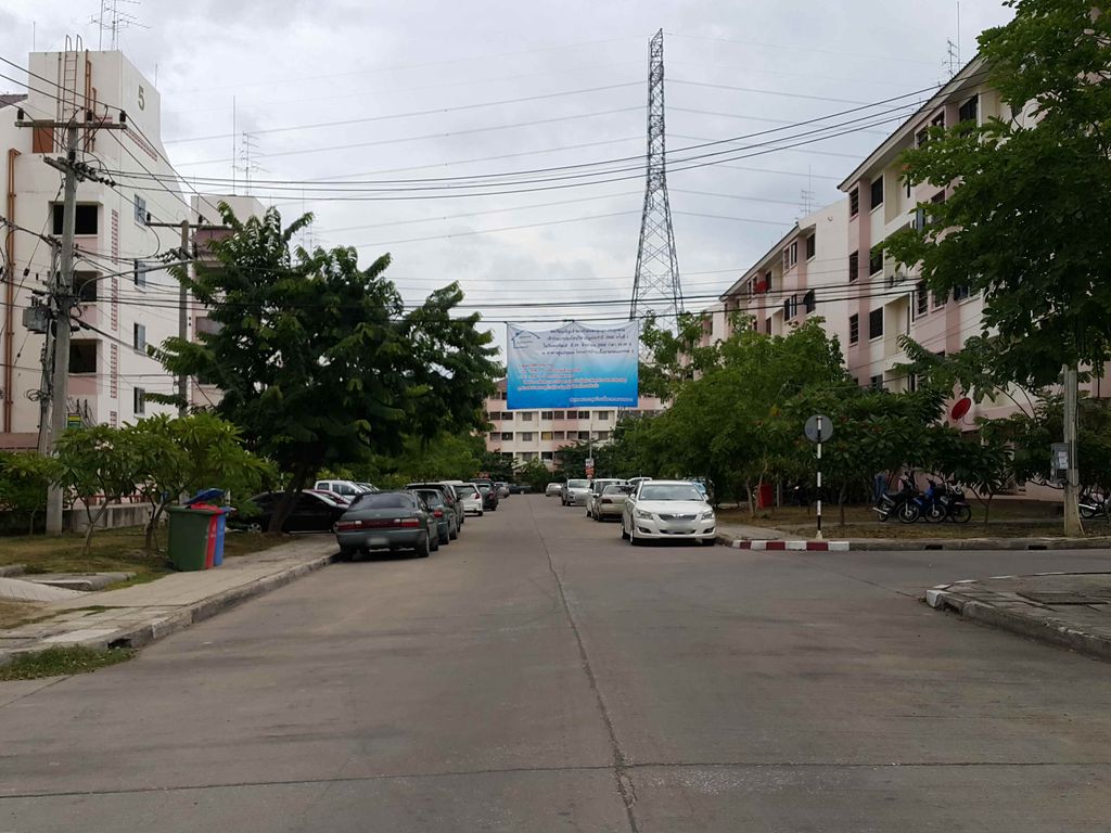 ภาพถนนตรงที่ ครัวตามสั่งดีหมึก ตั้งอยู่ ถ่ายโดย jrcarlsen พ.ศ. 2558 (2015) · A street-level view of where ครัวตามสั่งดีหมึก · Khrua Tamsang Di Muek stands, by jrcarlsen in 2558 (2015)