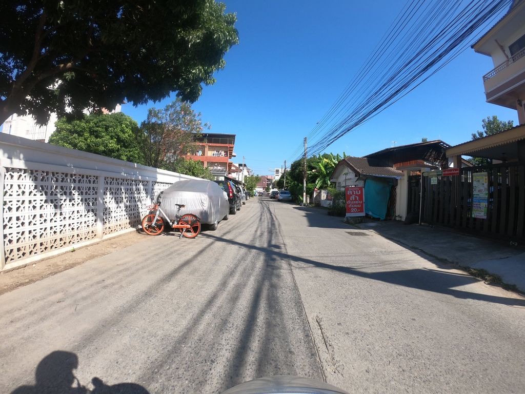 ภาพถนนตรงที่ ร้านขายยาปลูกผมนีโอแฮร์ ตั้งอยู่ ถ่ายโดย chanuwath_grab พ.ศ. 2562 (2019) · A street-level view of where ร้านขายยาปลูกผมนีโอแฮร์ · Plukphom Ni Ohae Pharmacy stands, by chanuwath_grab in 2562 (2019)