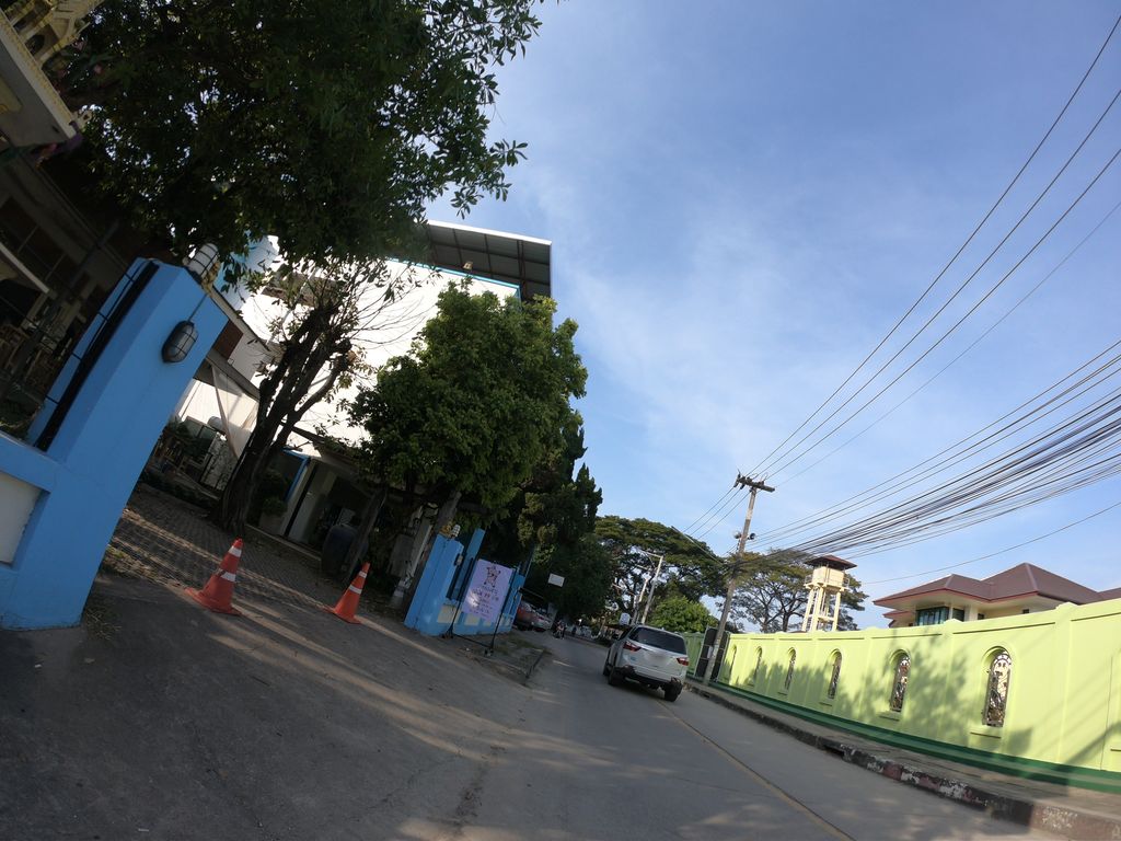 ภาพถนนตรงที่ กู๊ดไนท์ เชียงใหม่ ตั้งอยู่ ถ่ายโดย chanuwath_grab พ.ศ. 2562 (2019) · A street-level view of where กู๊ดไนท์ เชียงใหม่ · Kutnai Chiang Mai stands, by chanuwath_grab in 2562 (2019)