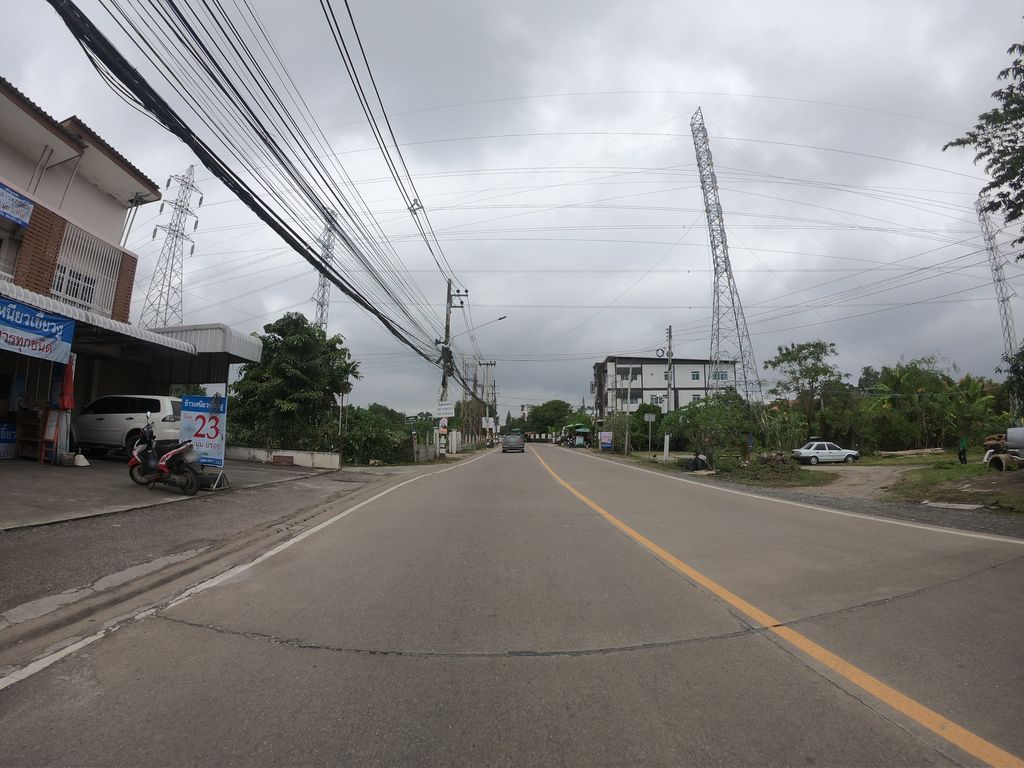 ภาพถนนตรงที่ รังสิณีย์ค้าข้าว ตั้งอยู่ ถ่ายโดย chanuwath_grab พ.ศ. 2562 (2019) · A street-level view of where รังสิณีย์ค้าข้าว · Rangsi Ni Khakhao stands, by chanuwath_grab in 2562 (2019)