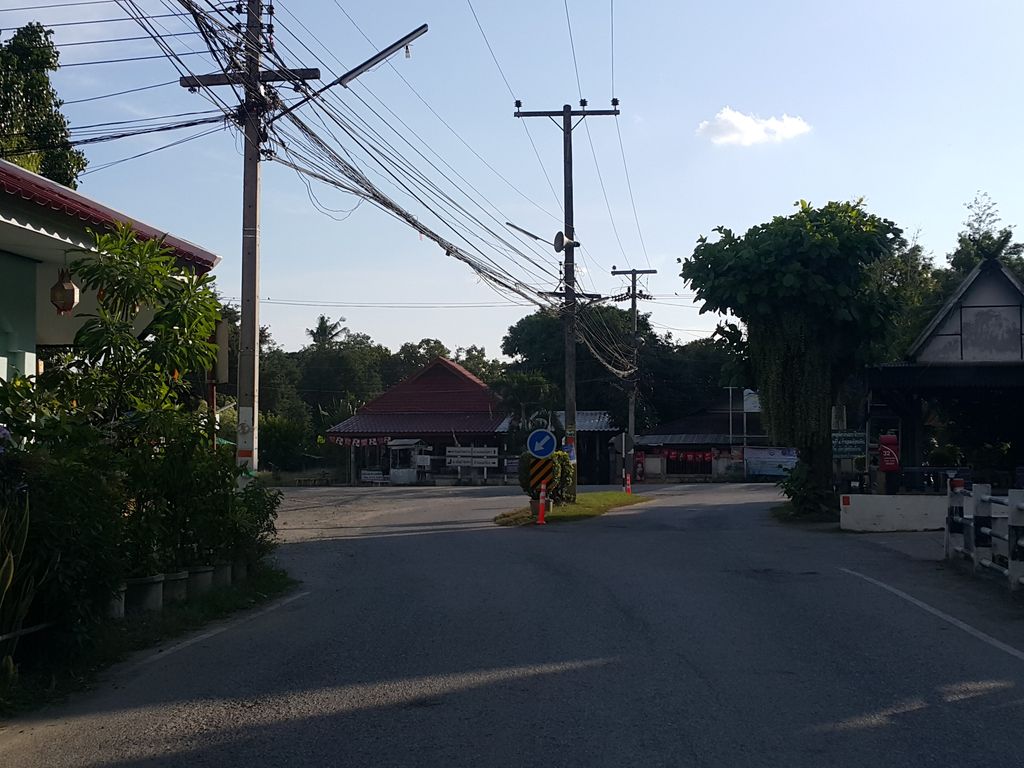 ภาพถนนตรงที่ วัดถาวรรังษี (วัดเมืองต้น) ตั้งอยู่ ถ่ายโดย jrcarlsen พ.ศ. 2558 (2015) · A street-level view of where วัดถาวรรังษี (วัดเมืองต้น) · Wat Thawon Rang Si (wat Mueang Ton) stands, by jrcarlsen in 2558 (2015)