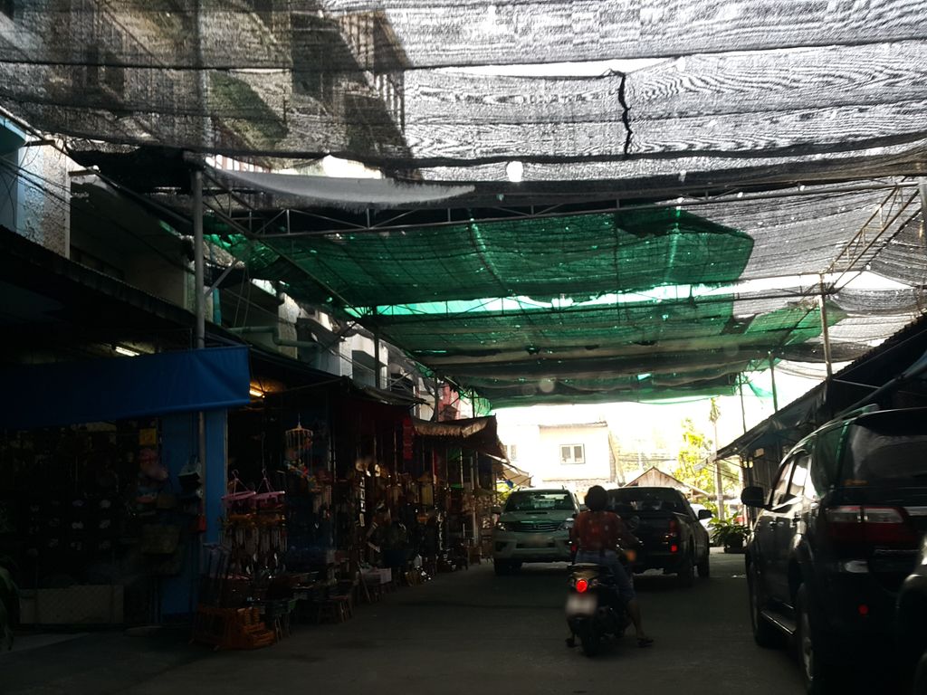 ภาพถนนตรงที่ บ่อสร้าง บาซาร์ Bo Sang Bazaar ตั้งอยู่ ถ่ายโดย jrcarlsen พ.ศ. 2558 (2015) · A street-level view of where บ่อสร้าง บาซาร์ Bo Sang Bazaar stands, by jrcarlsen in 2558 (2015)