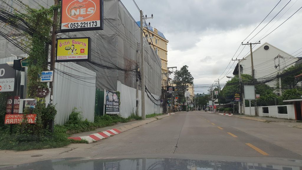 ภาพถนนตรงที่ HD Tattoo Thailand ตั้งอยู่ ถ่ายโดย jrcarlsen พ.ศ. 2564 (2021) · A street-level view of where HD Tattoo Thailand stands, by jrcarlsen in 2564 (2021)