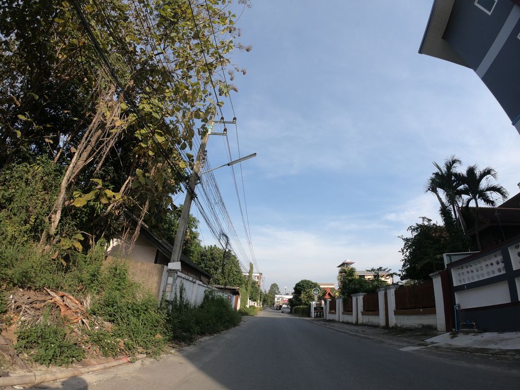 ภาพถนนตรงที่ ศูนย์ครอบครัวเชียงใหม่ ตั้งอยู่ ถ่ายโดย chanuwath_grab พ.ศ. 2562 (2019) · A street-level view of where ศูนย์ครอบครัวเชียงใหม่ · Kharopkhrua Chiang Mai Centre stands, by chanuwath_grab in 2562 (2019)