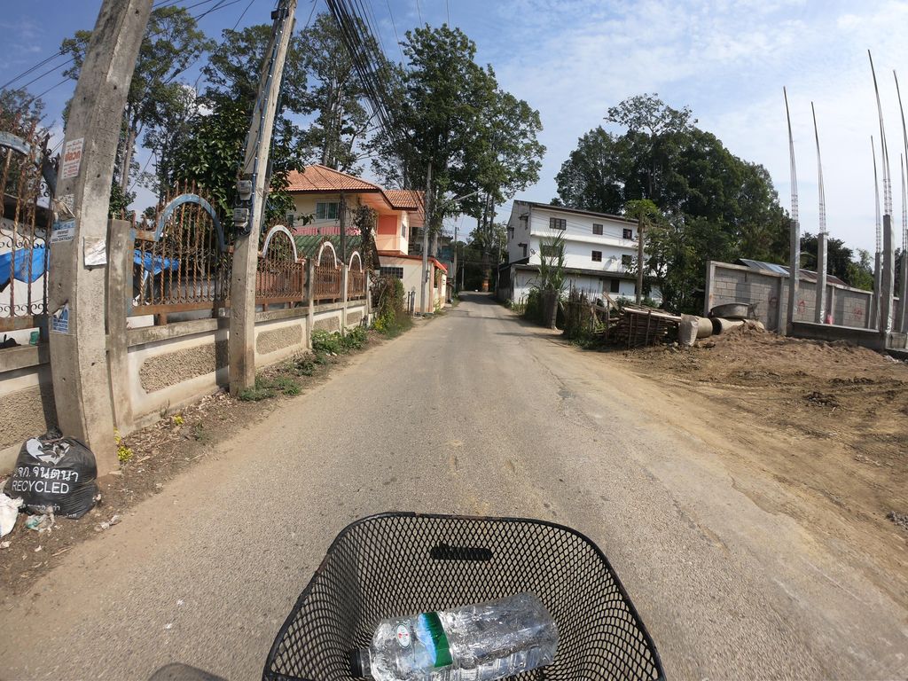 ภาพถนนตรงที่ บ้านน้ำทอง ตั้งอยู่ ถ่ายโดย chanuwath_grab พ.ศ. 2562 (2019) · A street-level view of where บ้านน้ำทอง · Ban Nam Thong stands, by chanuwath_grab in 2562 (2019)