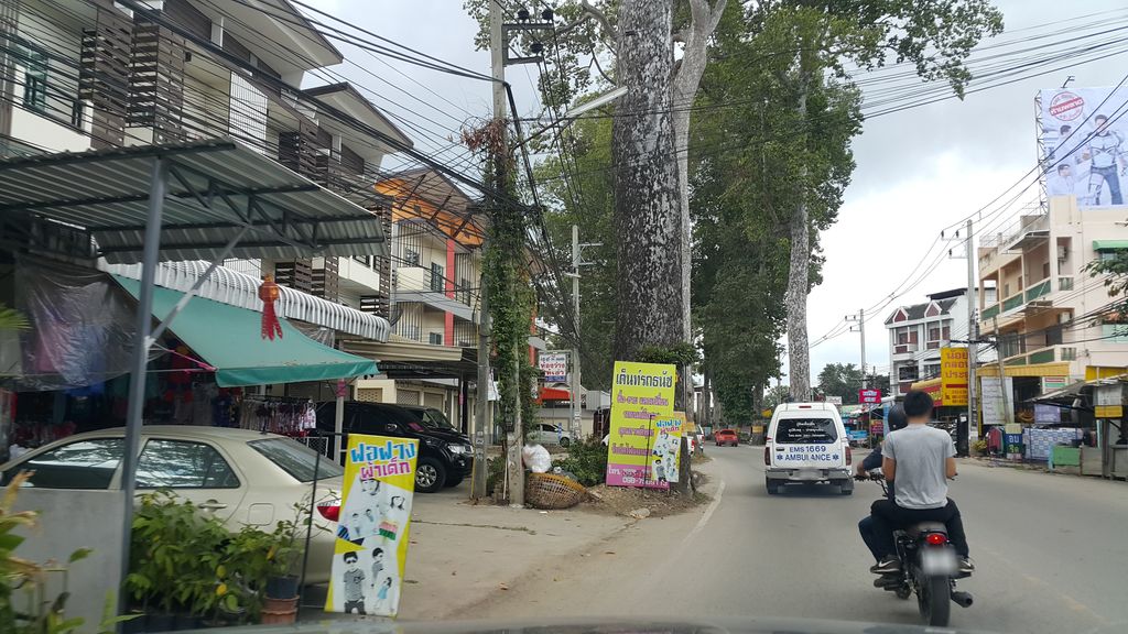 ภาพถนนตรงที่ แม่เฉลียวโกดังขนมค้าส่งสารภี ตั้งอยู่ ถ่ายโดย jrcarlsen พ.ศ. 2559 (2016) · A street-level view of where แม่เฉลียวโกดังขนมค้าส่งสารภี · Mae Cheliyo Kodang Khanom Khatnga Saraphi stands, by jrcarlsen in 2559 (2016)