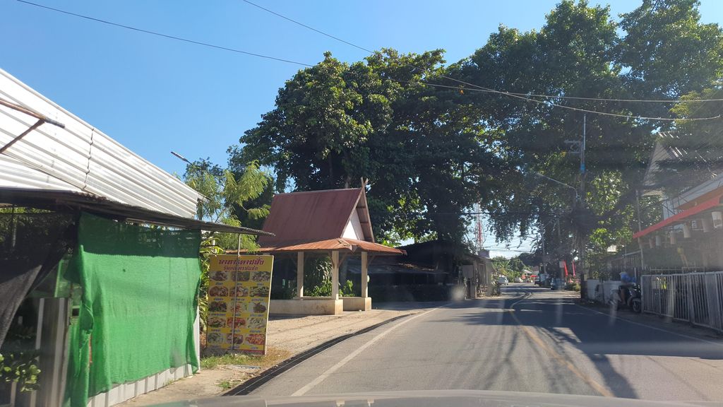 ภาพถนนตรงที่ ร้อยเอ็ดรสแซ่บ ตั้งอยู่ ถ่ายโดย jrcarlsen พ.ศ. 2564 (2021) · A street-level view of where ร้อยเอ็ดรสแซ่บ · Roiet Rotsaep stands, by jrcarlsen in 2564 (2021)
