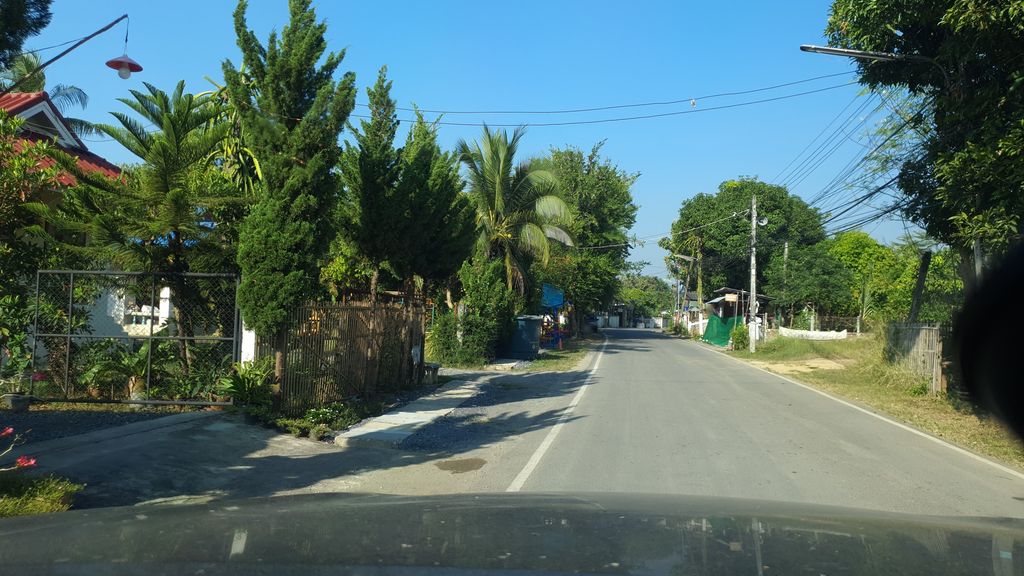ภาพถนนตรงที่ น้องกบส้มตำ ตั้งอยู่ ถ่ายโดย jrcarlsen พ.ศ. 2562 (2019) · A street-level view of where น้องกบส้มตำ · Nongkabasomtam stands, by jrcarlsen in 2562 (2019)