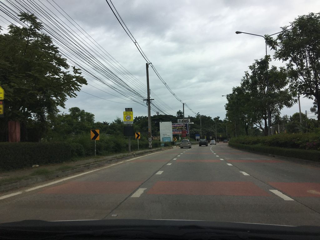 ภาพถนนตรงที่ ครัวชานเมือง ตั้งอยู่ ถ่ายโดย wapriz พ.ศ. 2561 (2018) · A street-level view of where ครัวชานเมือง · Khruachanmueang stands, by wapriz in 2561 (2018)