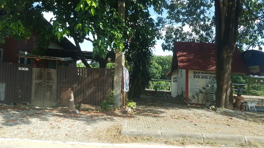 ภาพถนนตรงที่ ปัญญาเซอร์วิส ตั้งอยู่ ถ่ายโดย rororo พ.ศ. 2562 (2019) · A street-level view of where ปัญญาเซอร์วิส · Panya Service stands, by rororo in 2562 (2019)