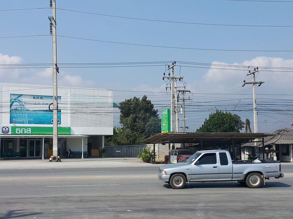 ภาพถนนตรงที่ 7-Eleven ตั้งอยู่ ถ่ายโดย jrcarlsen พ.ศ. 2558 (2015) · A street-level view of where 7-Eleven stands, by jrcarlsen in 2558 (2015)