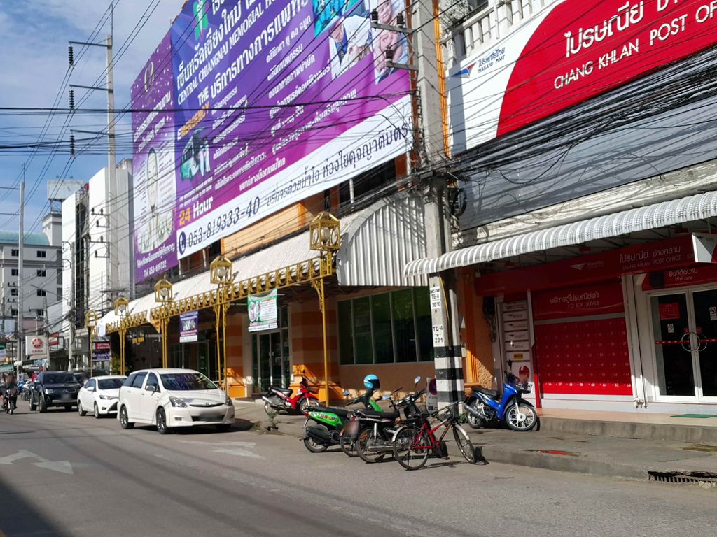 ภาพถนนตรงที่ Panda Palace ตั้งอยู่ ถ่ายโดย jrcarlsen พ.ศ. 2558 (2015) · A street-level view of where Panda Palace stands, by jrcarlsen in 2558 (2015)