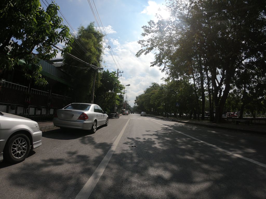 ภาพถนนตรงที่ DEW CLUB ตั้งอยู่ ถ่ายโดย chanuwath_grab พ.ศ. 2562 (2019) · A street-level view of where DEW CLUB stands, by chanuwath_grab in 2562 (2019)