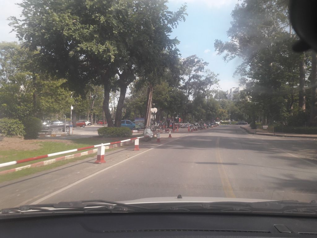 ภาพถนนตรงที่ The Integrative Center for Humanities Innovation, CMU ตั้งอยู่ ถ่ายโดย noochjaree พ.ศ. 2561 (2018) · A street-level view of where The Integrative Center for Humanities Innovation, CMU stands, by noochjaree in 2561 (2018)