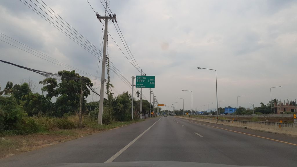 ภาพถนนตรงที่ สถานี เม้าท์มอย ตั้งอยู่ ถ่ายโดย jrcarlsen พ.ศ. 2565 (2022) · A street-level view of where สถานี เม้าท์มอย · Sathani Maomoi stands, by jrcarlsen in 2565 (2022)