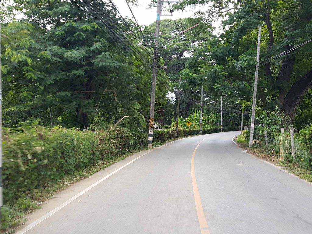 ภาพถนนตรงที่ Sports Friends Thailand ตั้งอยู่ ถ่ายโดย jrcarlsen พ.ศ. 2558 (2015) · A street-level view of where Sports Friends Thailand stands, by jrcarlsen in 2558 (2015)