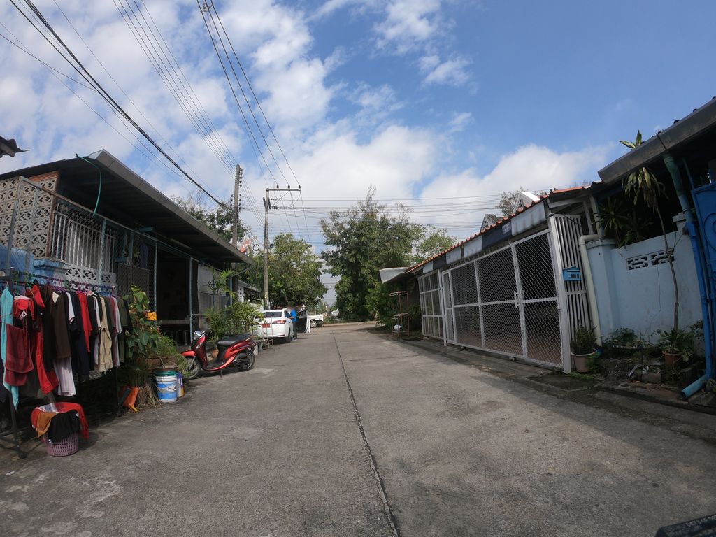 ภาพถนนตรงที่ ข้าวซอยบุษรา - KhaoSoiBudsara ตั้งอยู่ ถ่ายโดย chanuwath_grab พ.ศ. 2562 (2019) · A street-level view of where ข้าวซอยบุษรา - KhaoSoiBudsara stands, by chanuwath_grab in 2562 (2019)