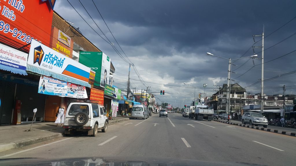 ภาพถนนตรงที่ ธนาคารกรุงเทพ ตั้งอยู่ ถ่ายโดย jrcarlsen พ.ศ. 2560 (2017) · A street-level view of where ธนาคารกรุงเทพ · Krung Thep Bank stands, by jrcarlsen in 2560 (2017)