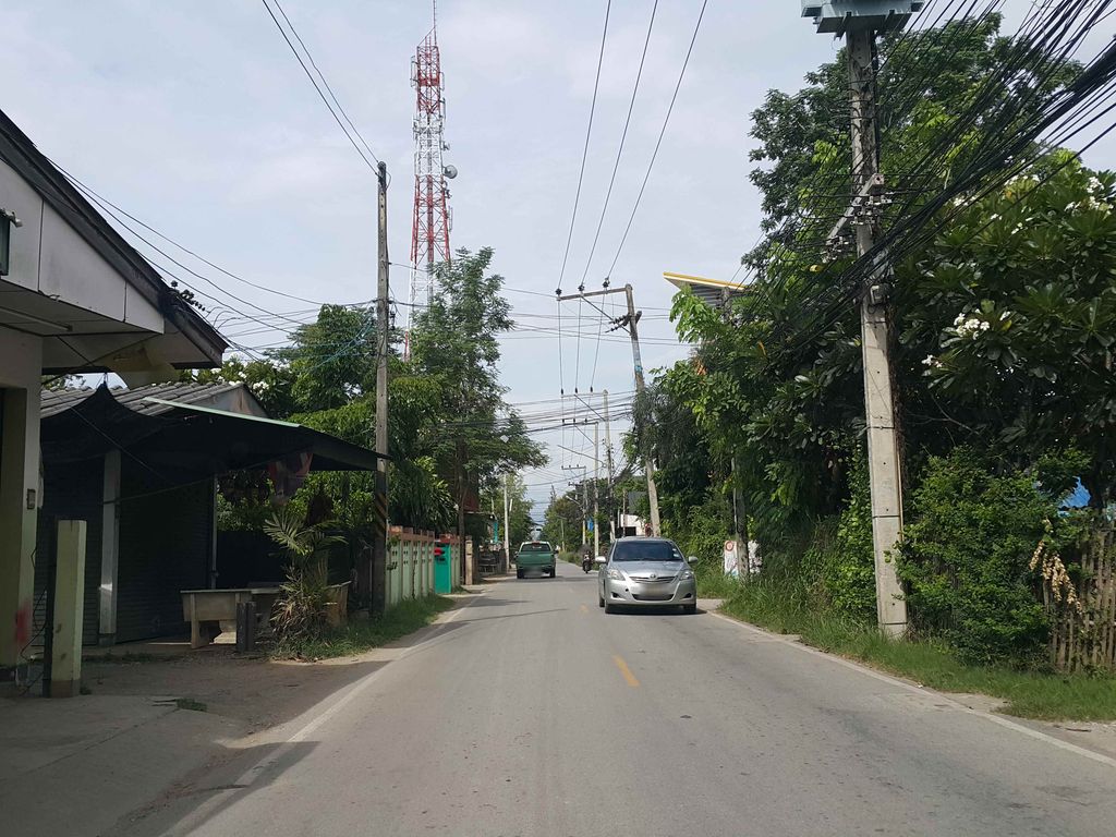 ภาพถนนตรงที่ อู่ช่างแจ๊ค ตั้งอยู่ ถ่ายโดย jrcarlsen พ.ศ. 2558 (2015) · A street-level view of where อู่ช่างแจ๊ค · Uchangchaek stands, by jrcarlsen in 2558 (2015)