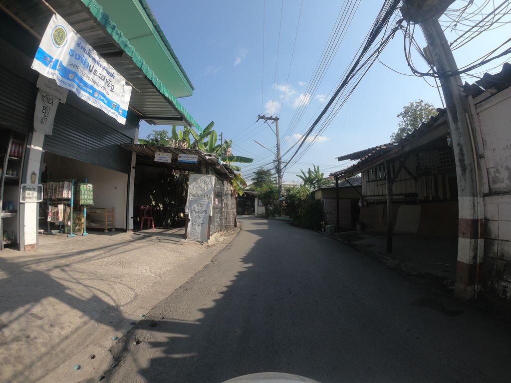 ภาพถนนตรงที่ หอพักใจ ตั้งอยู่ ถ่ายโดย chanuwath_grab พ.ศ. 2562 (2019) · A street-level view of where หอพักใจ · Chai Dormitory stands, by chanuwath_grab in 2562 (2019)