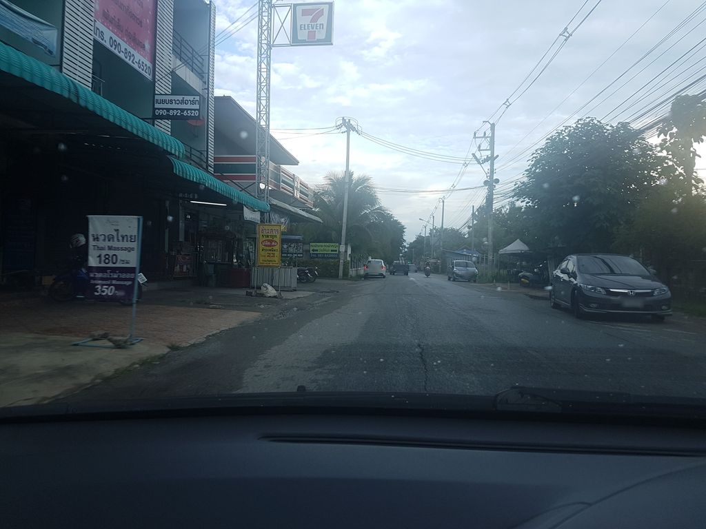 ภาพถนนตรงที่ Yellowink Cnx รับสักเชียงใหม่ ตั้งอยู่ ถ่ายโดย ekkarin พ.ศ. 2561 (2018) · A street-level view of where Yellowink Cnx รับสักเชียงใหม่ stands, by ekkarin in 2561 (2018)