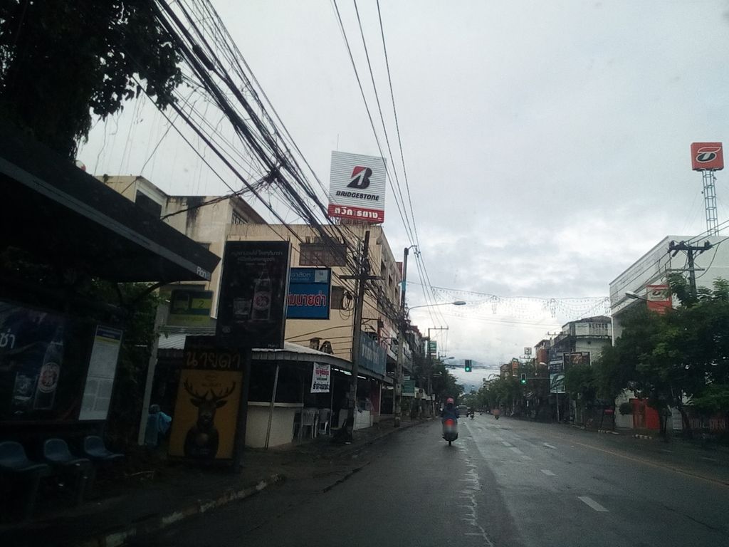 ภาพถนนตรงที่ สหายกาแฟ สาขา2 ตั้งอยู่ ถ่ายโดย kyoko พ.ศ. 2561 (2018) · A street-level view of where สหายกาแฟ สาขา2 · Sahaikafae Sakha2 stands, by kyoko in 2561 (2018)