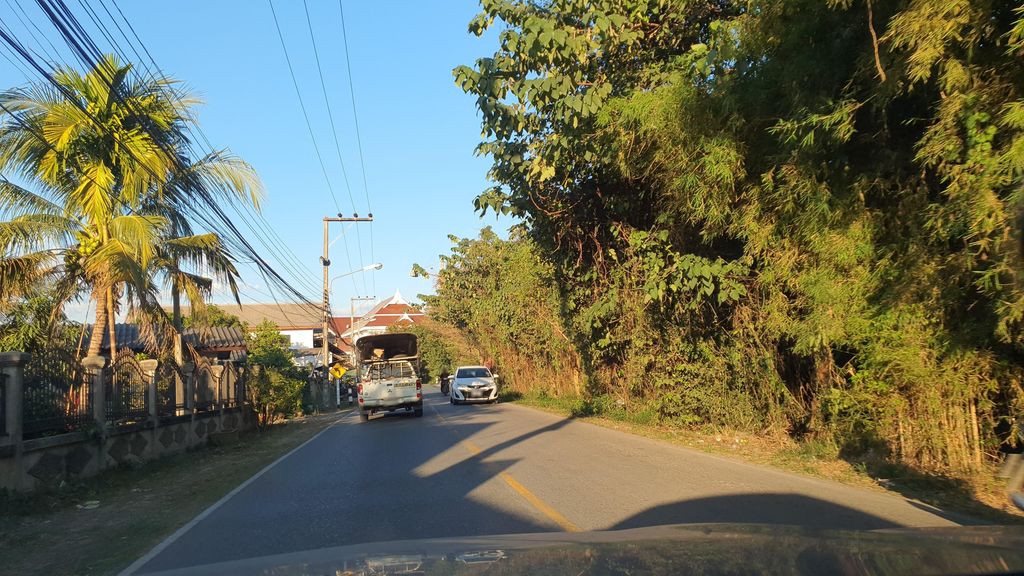 ภาพถนนตรงที่ อู่รุ่งโรจน์ ตั้งอยู่ ถ่ายโดย jrcarlsen พ.ศ. 2565 (2022) · A street-level view of where อู่รุ่งโรจน์ · Urungrot stands, by jrcarlsen in 2565 (2022)