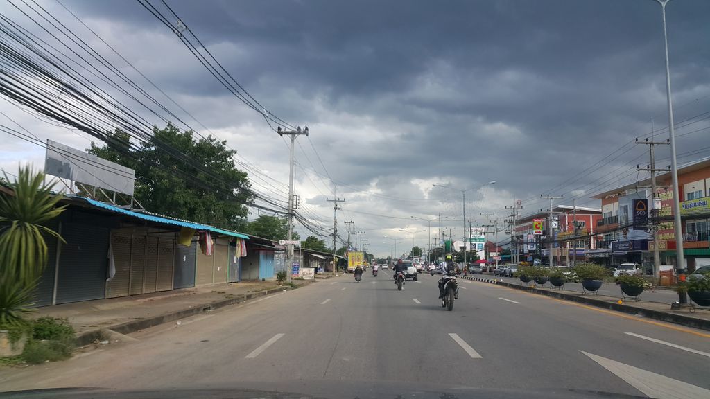 ภาพถนนตรงที่ แว่นตาแม่มาลัย ตั้งอยู่ ถ่ายโดย jrcarlsen พ.ศ. 2560 (2017) · A street-level view of where แว่นตาแม่มาลัย · Waenta Mae Malai stands, by jrcarlsen in 2560 (2017)