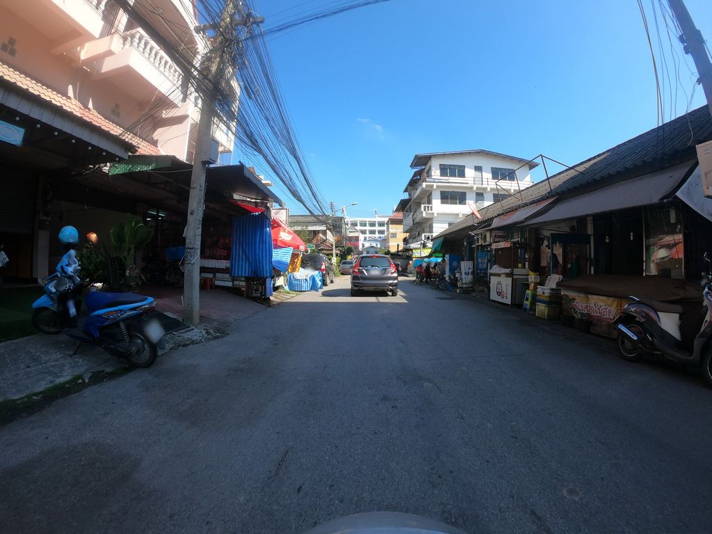 ภาพถนนตรงที่ Cheeva all day breakfast and brunch ตั้งอยู่ ถ่ายโดย chanuwath_grab พ.ศ. 2562 (2019) · A street-level view of where Cheeva all day breakfast and brunch stands, by chanuwath_grab in 2562 (2019)
