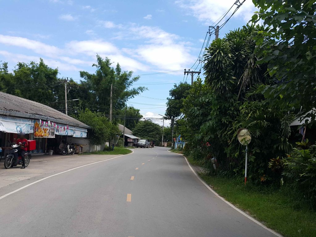 ภาพถนนตรงที่ คาเฟ่ ตะหลิวบิน ตั้งอยู่ ถ่ายโดย jrcarlsen พ.ศ. 2558 (2015) · A street-level view of where คาเฟ่ ตะหลิวบิน · Café Taliobin stands, by jrcarlsen in 2558 (2015)
