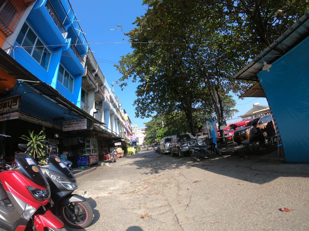 ภาพถนนตรงที่ Sky's House ตั้งอยู่ ถ่ายโดย chanuwath_grab พ.ศ. 2562 (2019) · A street-level view of where Sky's House stands, by chanuwath_grab in 2562 (2019)