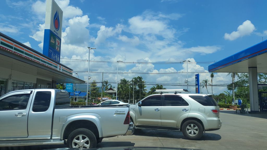ภาพถนนตรงที่ ศูนย์อาหาร มุมอร่อย ตั้งอยู่ ถ่ายโดย jrcarlsen พ.ศ. 2564 (2021) · A street-level view of where ศูนย์อาหาร มุมอร่อย · Ahan Mumaroi Centre stands, by jrcarlsen in 2564 (2021)