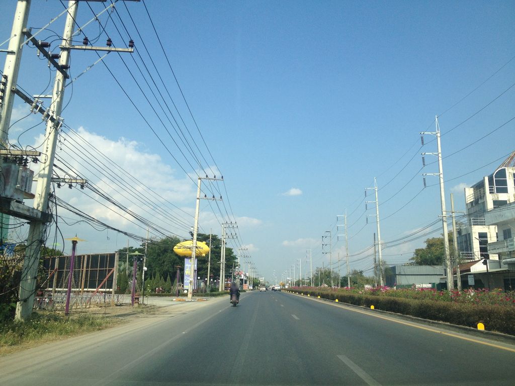 ภาพถนนตรงที่ ฮวดหลีแบตเตอรี่เชียงใหม่ - หางดง ตั้งอยู่ ถ่ายโดย jimwatana พ.ศ. 2558 (2015) · A street-level view of where ฮวดหลีแบตเตอรี่เชียงใหม่ - หางดง · Huat Li Battery Chiang Mai - Hang Dong stands, by jimwatana in 2558 (2015)