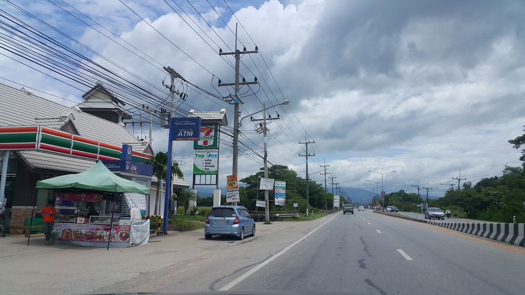 ภาพถนนตรงที่ ม่อนระมิงค์ ตั้งอยู่ ถ่ายโดย jrcarlsen พ.ศ. 2560 (2017) · A street-level view of where ม่อนระมิงค์ · Mon Raming stands, by jrcarlsen in 2560 (2017)