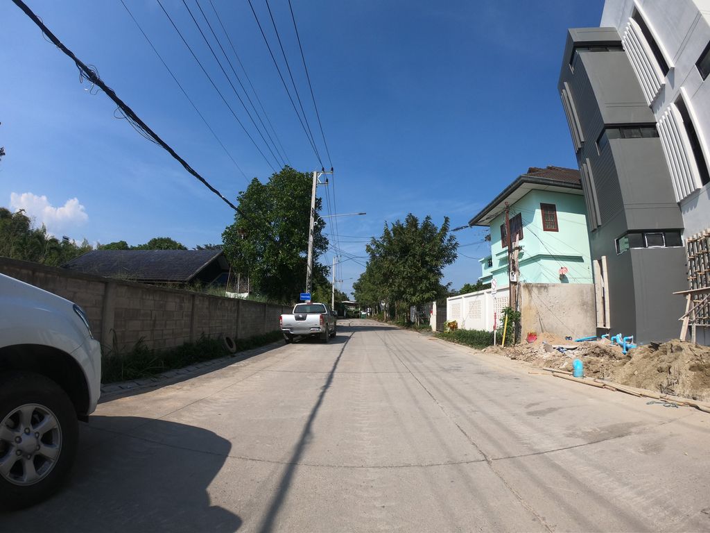 ภาพถนนตรงที่ Nubdao Café and Swimming Pool ตั้งอยู่ ถ่ายโดย chanuwath_grab พ.ศ. 2562 (2019) · A street-level view of where Nubdao Café and Swimming Pool stands, by chanuwath_grab in 2562 (2019)