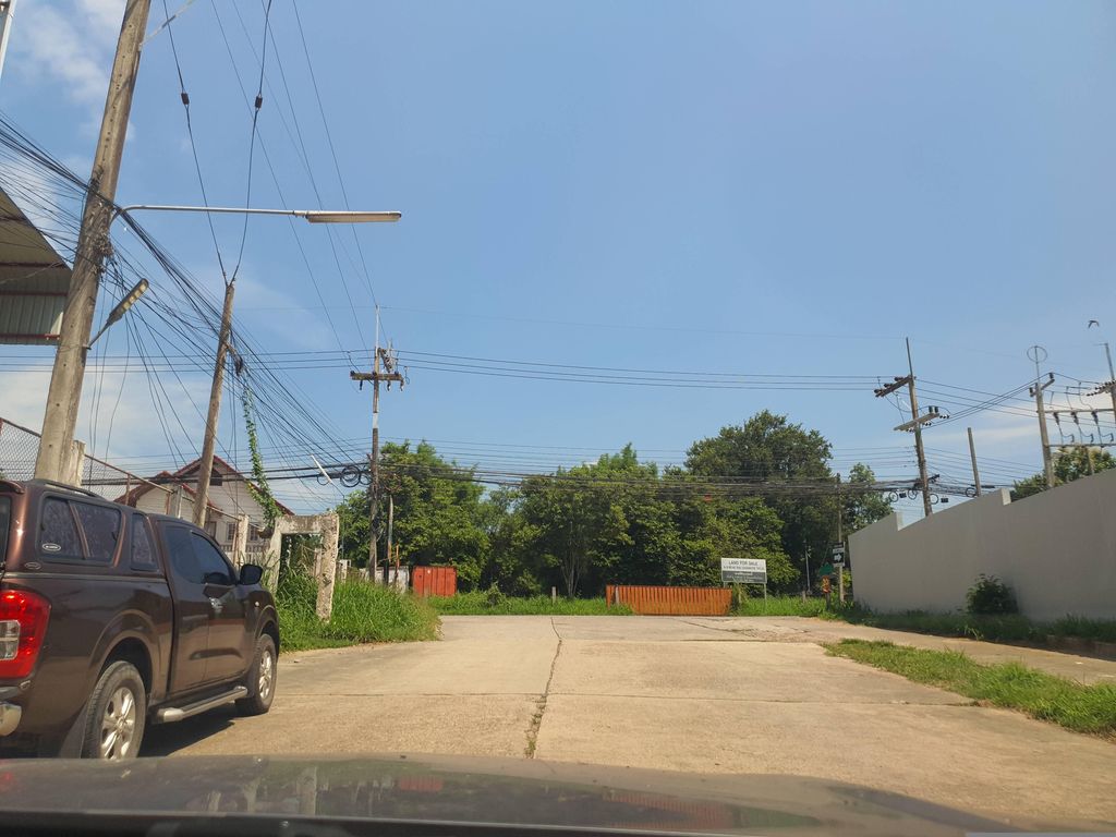 ภาพถนนตรงที่ โรงนํ้าแข็งแม่ริม ตั้งอยู่ ถ่ายโดย jrcarlsen พ.ศ. 2566 (2023) · A street-level view of where โรงนํ้าแข็งแม่ริม · Rong Na Khaeng Mae Rim stands, by jrcarlsen in 2566 (2023)