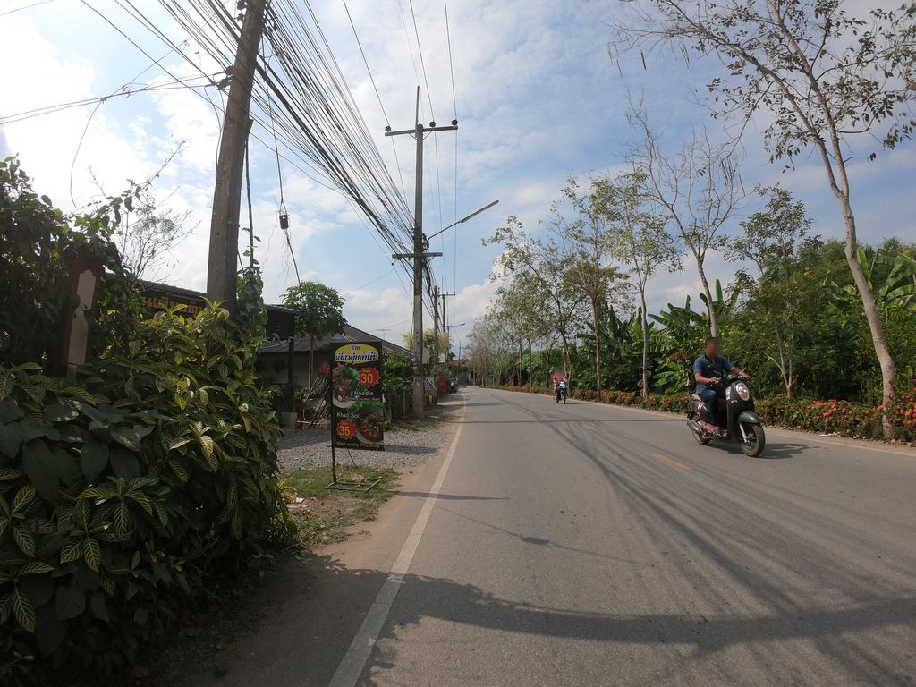 ภาพถนนตรงที่ ร้านข้าวสวยไข่สด ตั้งอยู่ ถ่ายโดย chanuwath_grab พ.ศ. 2562 (2019) · A street-level view of where ร้านข้าวสวยไข่สด · Ran Khaosuai Khaisot stands, by chanuwath_grab in 2562 (2019)