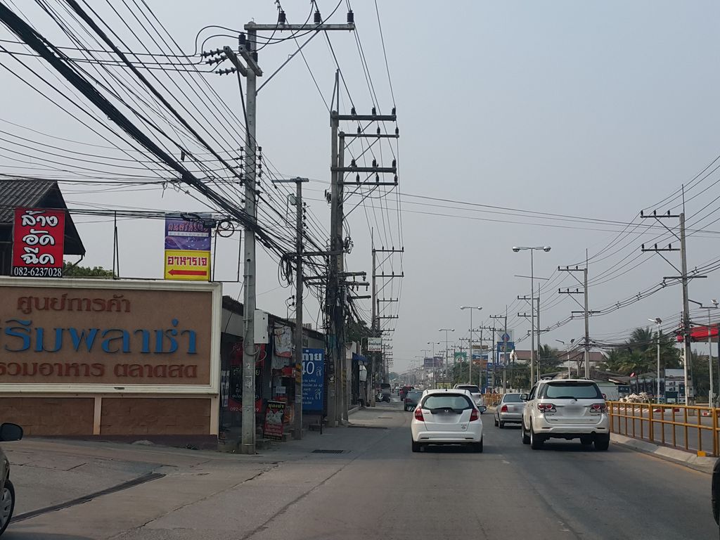 ภาพถนนตรงที่ ห้องจีน ข้าวหมูแดงกวางตุ้ง ตั้งอยู่ ถ่ายโดย jrcarlsen พ.ศ. 2559 (2016) · A street-level view of where ห้องจีน ข้าวหมูแดงกวางตุ้ง · Hongchin Khaomudaeng Kwangtung stands, by jrcarlsen in 2559 (2016)