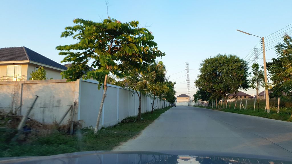 ภาพถนนตรงที่ บ้านอัลฟ่า กาญกนกวิลล์13 ตั้งอยู่ ถ่ายโดย jrcarlsen พ.ศ. 2564 (2021) · A street-level view of where บ้านอัลฟ่า กาญกนกวิลล์13 · Ban Anfa Kankonkwin13 stands, by jrcarlsen in 2564 (2021)