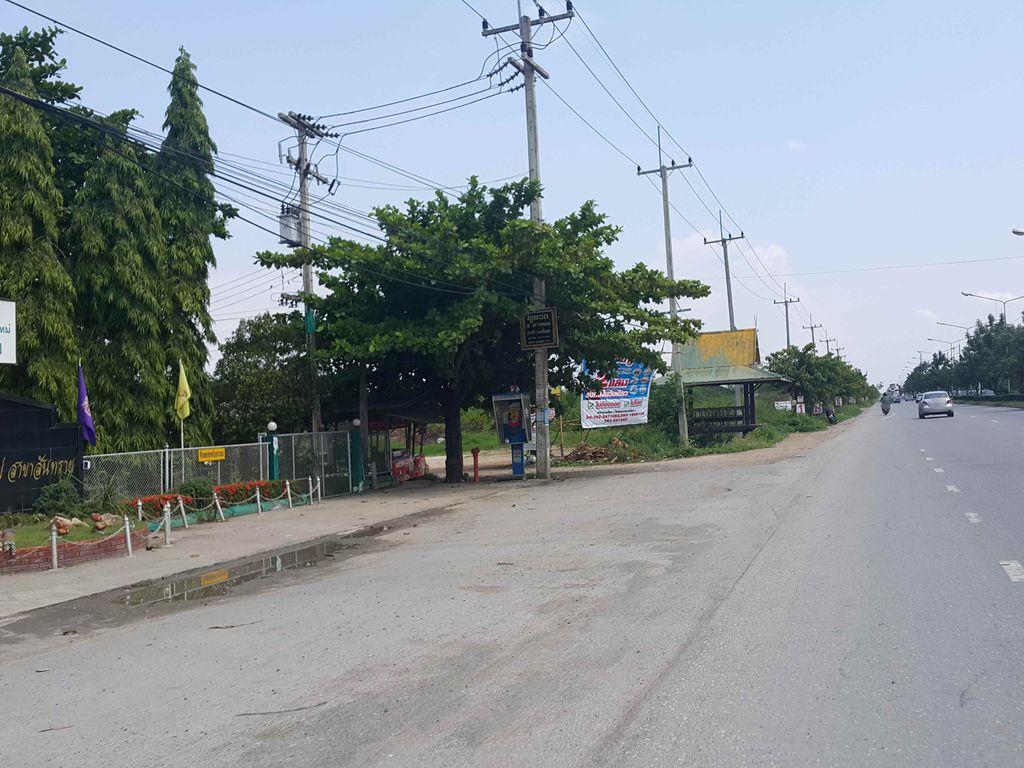 ภาพถนนตรงที่ ติ๋มสุกี้จานร้อน ตั้งอยู่ ถ่ายโดย jrcarlsen พ.ศ. 2558 (2015) · A street-level view of where ติ๋มสุกี้จานร้อน · Tim Suki Chan Ron stands, by jrcarlsen in 2558 (2015)