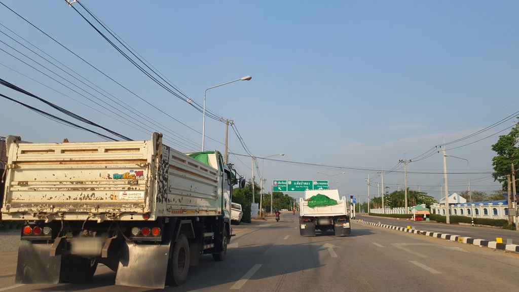 ภาพถนนตรงที่ บ้านเพื่อน BaanPuen ตั้งอยู่ ถ่ายโดย jrcarlsen พ.ศ. 2565 (2022) · A street-level view of where บ้านเพื่อน BaanPuen stands, by jrcarlsen in 2565 (2022)