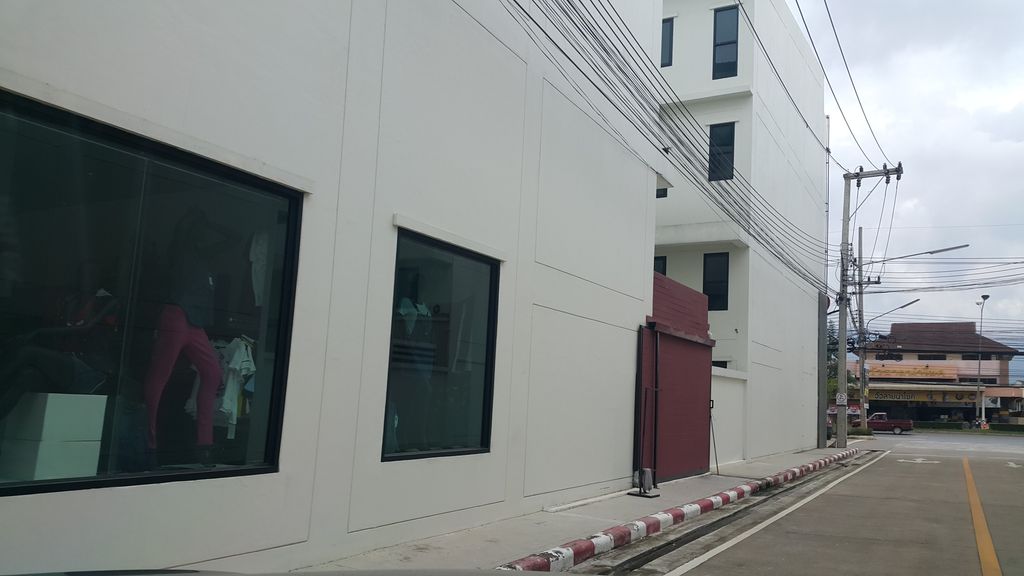 ภาพถนนตรงที่ IVoyage ตั้งอยู่ ถ่ายโดย jrcarlsen พ.ศ. 2559 (2016) · A street-level view of where IVoyage stands, by jrcarlsen in 2559 (2016)