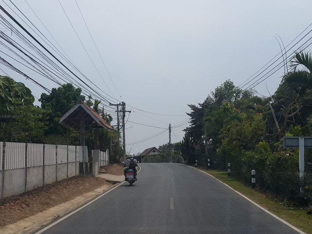 ภาพถนนตรงที่ สองยูธุรกิจยนต์ ตั้งอยู่ ถ่ายโดย jrcarlsen พ.ศ. 2559 (2016) · A street-level view of where สองยูธุรกิจยนต์ · Song Yu Thunkityon stands, by jrcarlsen in 2559 (2016)