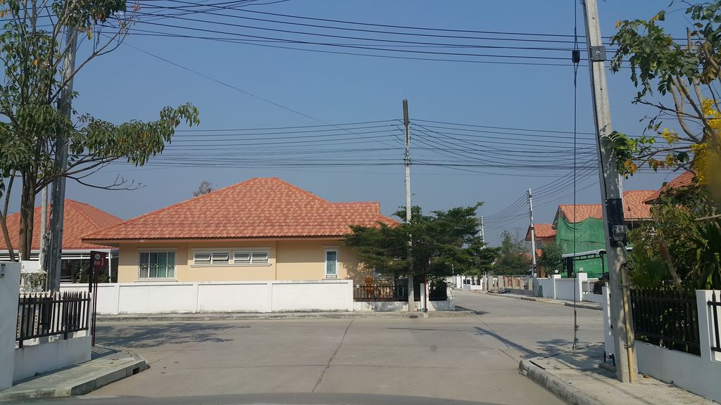 ภาพถนนตรงที่ Luelana Studio ตั้งอยู่ ถ่ายโดย jrcarlsen พ.ศ. 2560 (2017) · A street-level view of where Luelana Studio stands, by jrcarlsen in 2560 (2017)