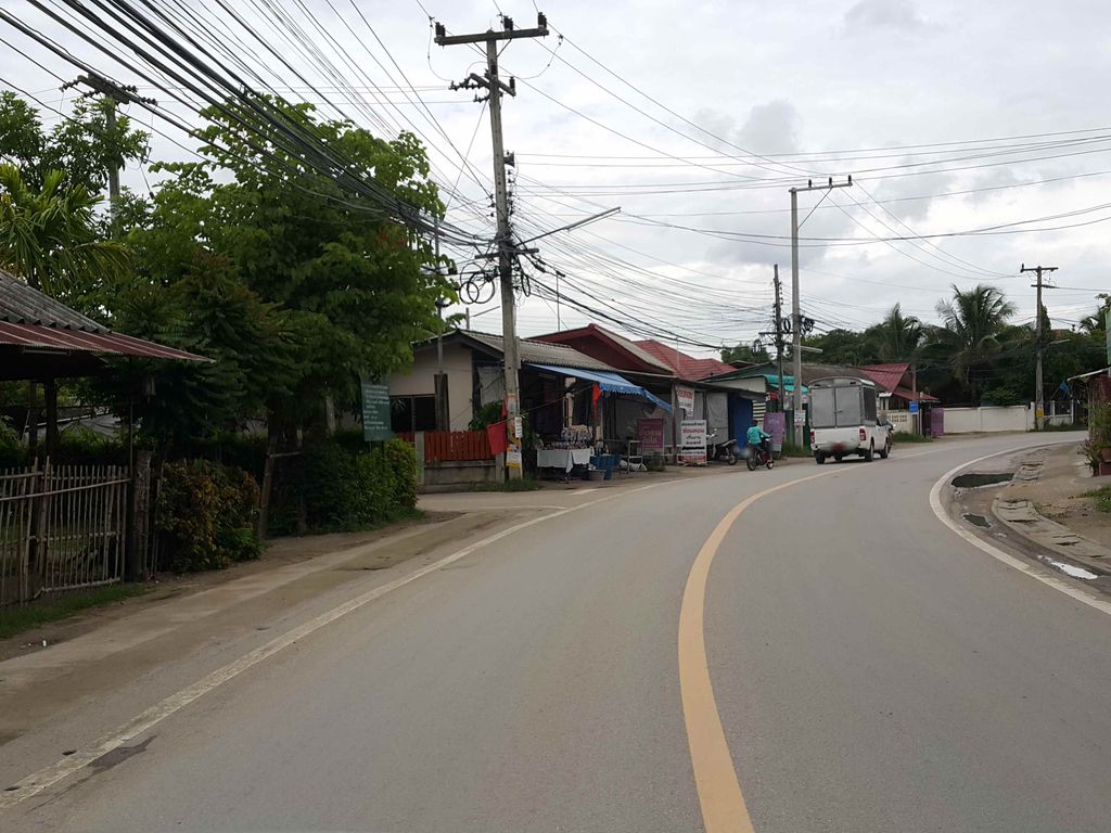 ภาพถนนตรงที่ เงินติดล้อ สาขา ตลาดท่ารั้ว ตั้งอยู่ ถ่ายโดย jrcarlsen พ.ศ. 2558 (2015) · A street-level view of where เงินติดล้อ สาขา ตลาดท่ารั้ว · Ngoen Tit Lo Sakha Talat Tha Rua stands, by jrcarlsen in 2558 (2015)