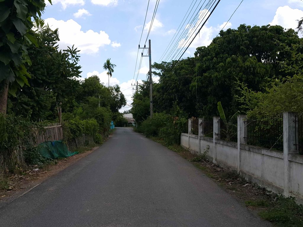ภาพถนนตรงที่ สำนักงานงบประมาณเขตที่ 10 ตั้งอยู่ ถ่ายโดย jrcarlsen พ.ศ. 2558 (2015) · A street-level view of where สำนักงานงบประมาณเขตที่ 10 · Samnakngan Ngoppraman Khetthi 10 stands, by jrcarlsen in 2558 (2015)