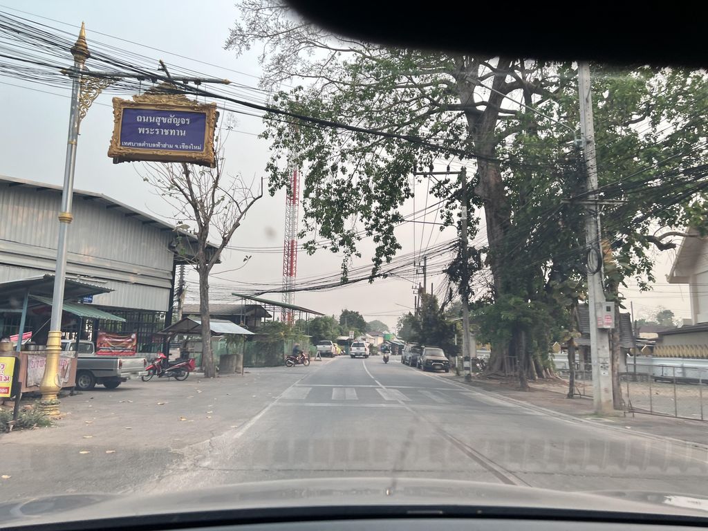 ภาพถนนตรงที่ ก่องข้าวเมืองเหนือ ตั้งอยู่ ถ่ายโดย lin_wang พ.ศ. 2567 (2024) · A street-level view of where ก่องข้าวเมืองเหนือ · Kongkhao Mueang Nuea stands, by lin_wang in 2567 (2024)